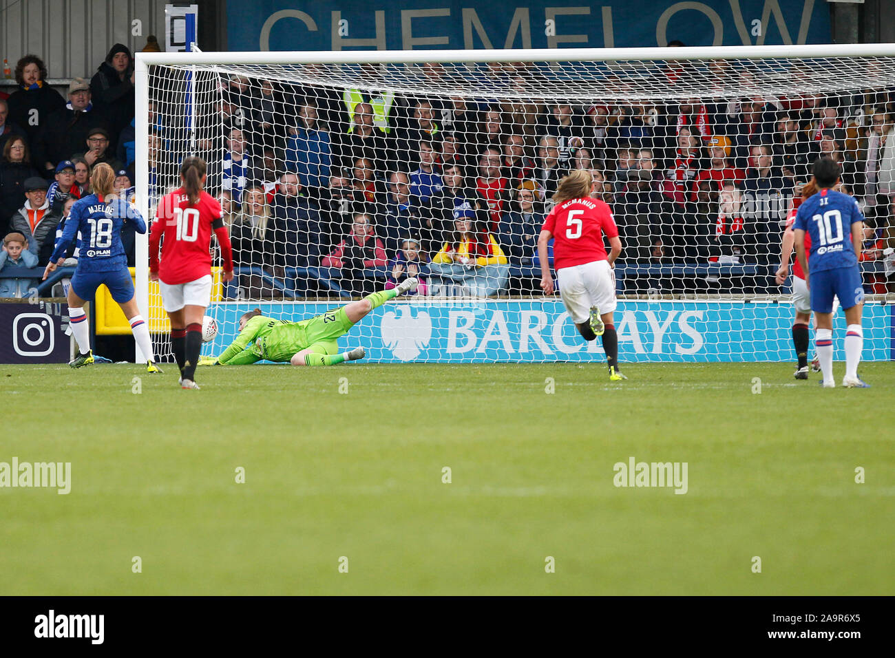 Kingston, UK. 17. Nov, 2019. Ziel - Maria Earps von Manchester United canÕt halten Sie den Kick von Maren Mjelde von Chelsea während des FAWSL Match zwischen Chelsea und Manchester United Damen Frauen im Cherry Red Records Stadion, Kingston, England am 17. November 2019. Foto von Carlton Myrie/PRiME Media Bilder. Credit: PRiME Media Images/Alamy leben Nachrichten Stockfoto