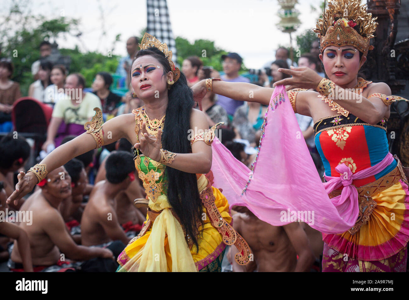 Bali, Indonesien - 3. März 2013: Kecak-Tanz ist ein traditionelles Ritual von Bali, Indonesia.This Tanz in Uluwatu Temple.Blurred ersch angezeigt wird Stockfoto