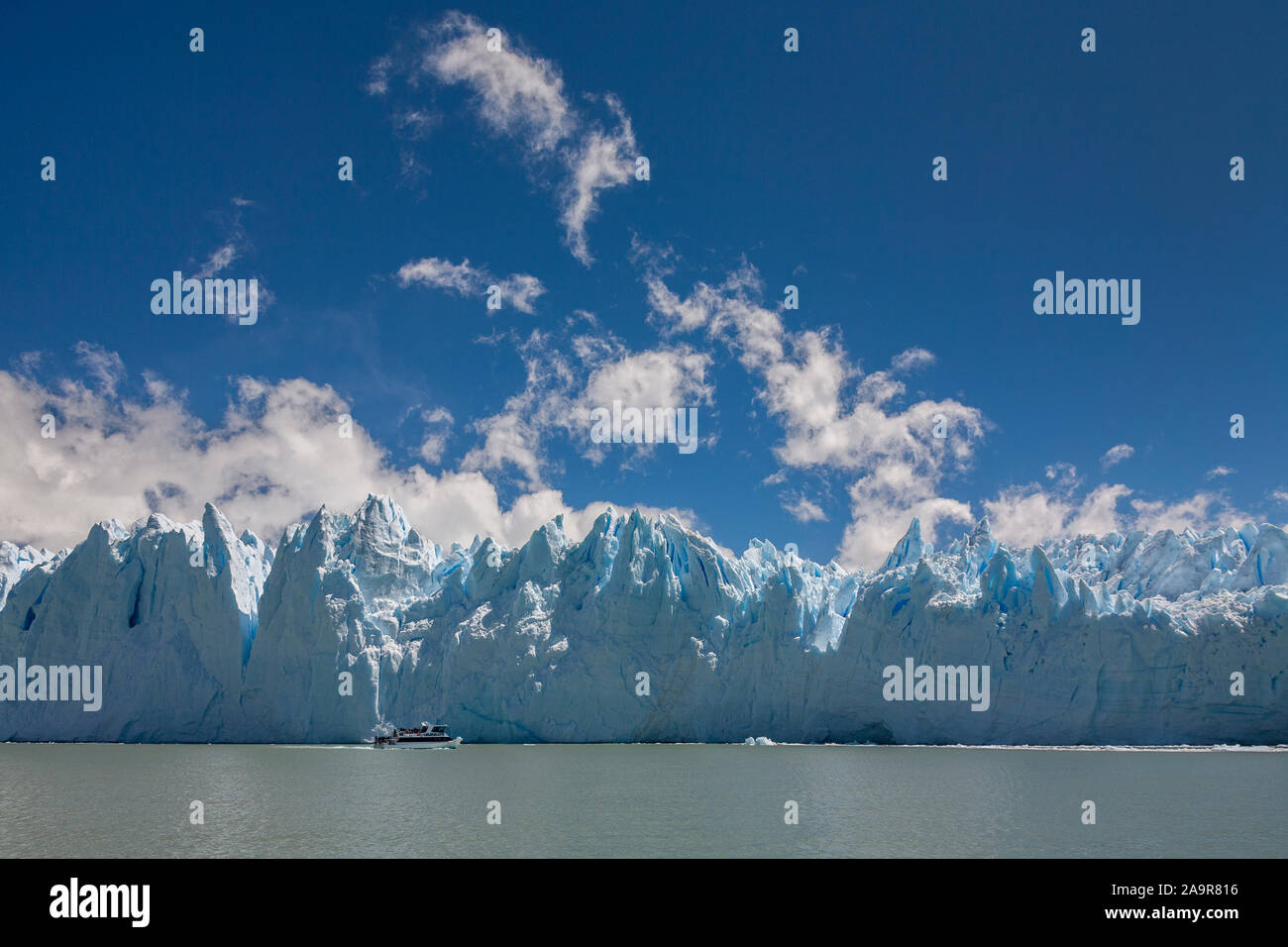Argentinien. 12.10.05. Tour Boot in der Nähe der Gletscher Perito Moreno im Nationalpark Los Glaciares in Patagonien im Südwesten von Santa Cruz Stockfoto