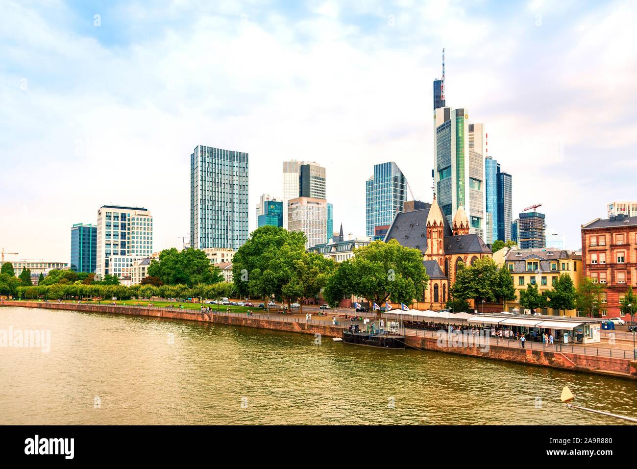 FRANKFURT AM MAIN, Deutschland UM 21 - Juli 2018. Luftbild von Frankfurt Um die Hochhäuser vom Main entfernt. Stockfoto