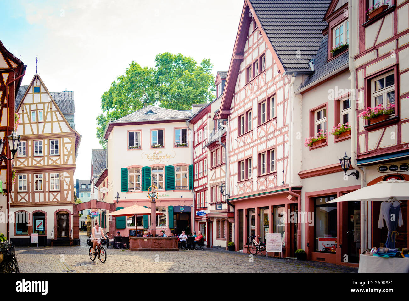 MAINZ, Deutschland - 21. Juli 2018. Die Altstadt mit typischen malerischen Gebäuden Stockfoto
