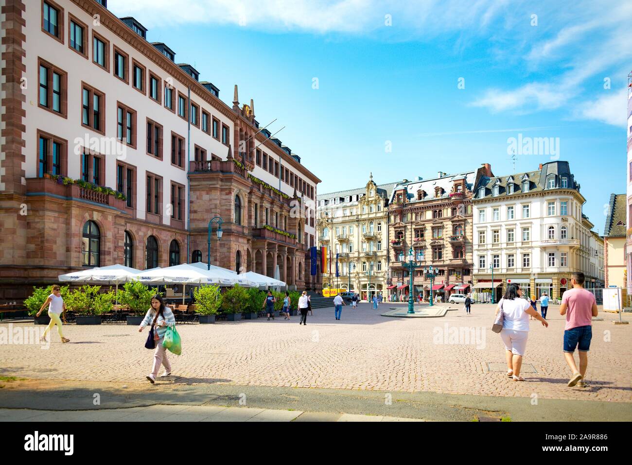WIESBADEN, Deutschland - 21. Juli 2018. Der Platz vor dem Rathaus Stockfoto