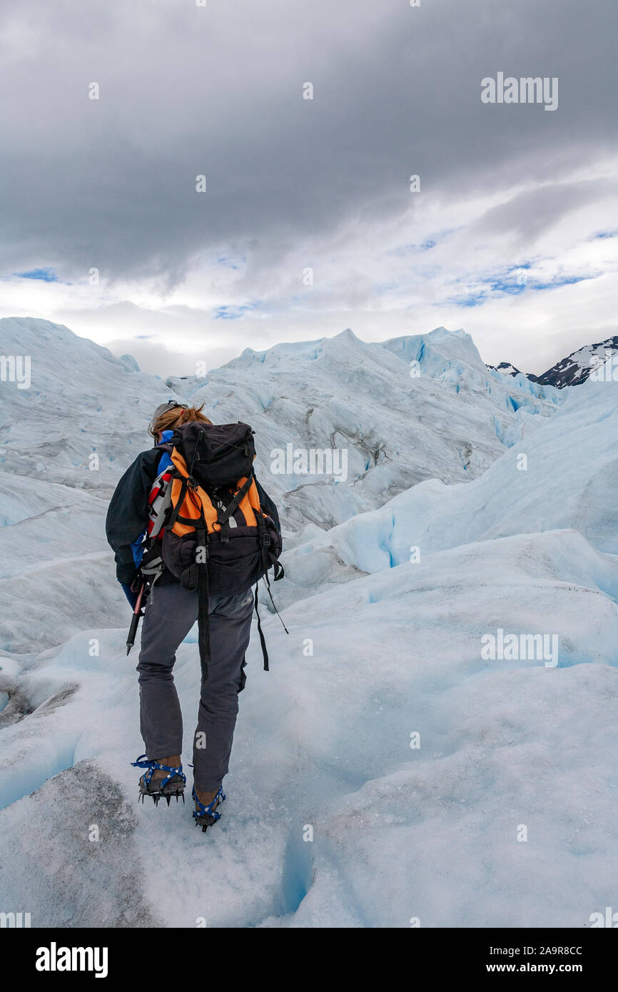 Trekking auf der Gletscherspalte gefüllte Fläche der Gletscher Perito Moreno im Nationalpark Los Glaciares in Patagonien im Südwesten von San Stockfoto