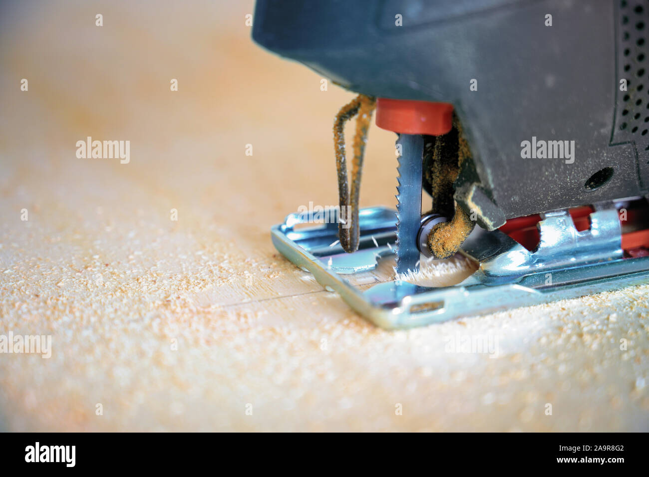 Close-up Detail eines elektrischen Stichsäge bis Sägen eine Sperrholzplatte, Werkzeug für den Profi oder Hobby Handwerk, Kopieren, ausgewählte konzentrieren, sehr schmalen de Stockfoto