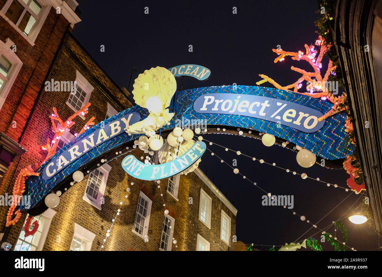 Carnaby Street in London mit dem Project Zero Weihnachtsbeleuchtung für 2019 die Zusammenarbeit mit den Ozean Erhaltung Nächstenliebe UK Stockfoto