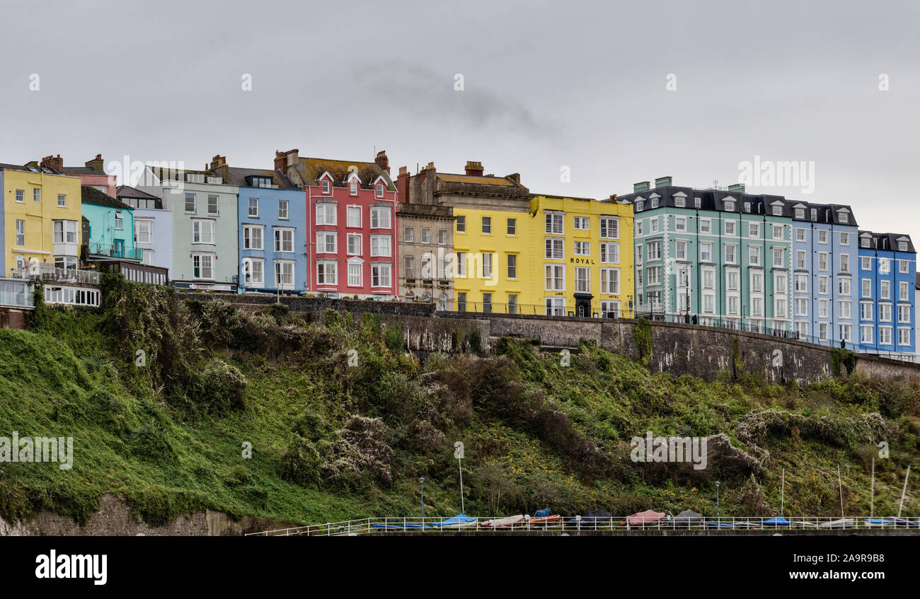 Tenby, Pembrokeshire, bunte clifftop Häuser. Stockfoto