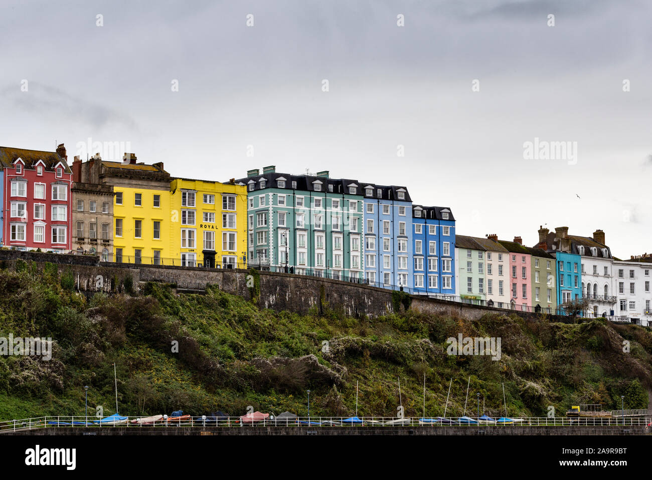 Tenby, Pembrokeshire, bunte clifftop Häuser. Stockfoto