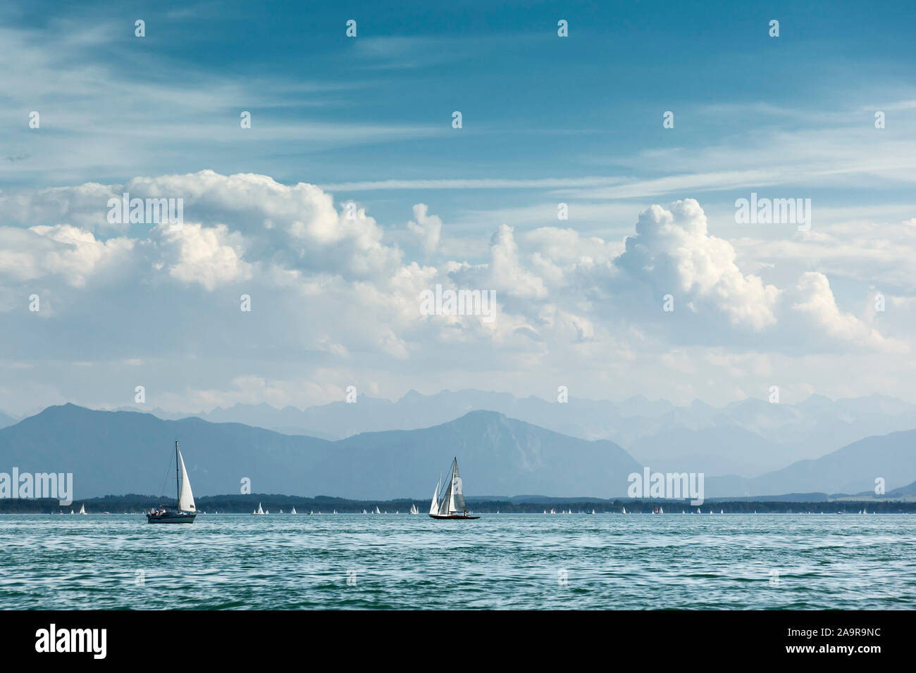 Segelsport auf dem Starnberger See in Bayern, Deutschland Stockfoto