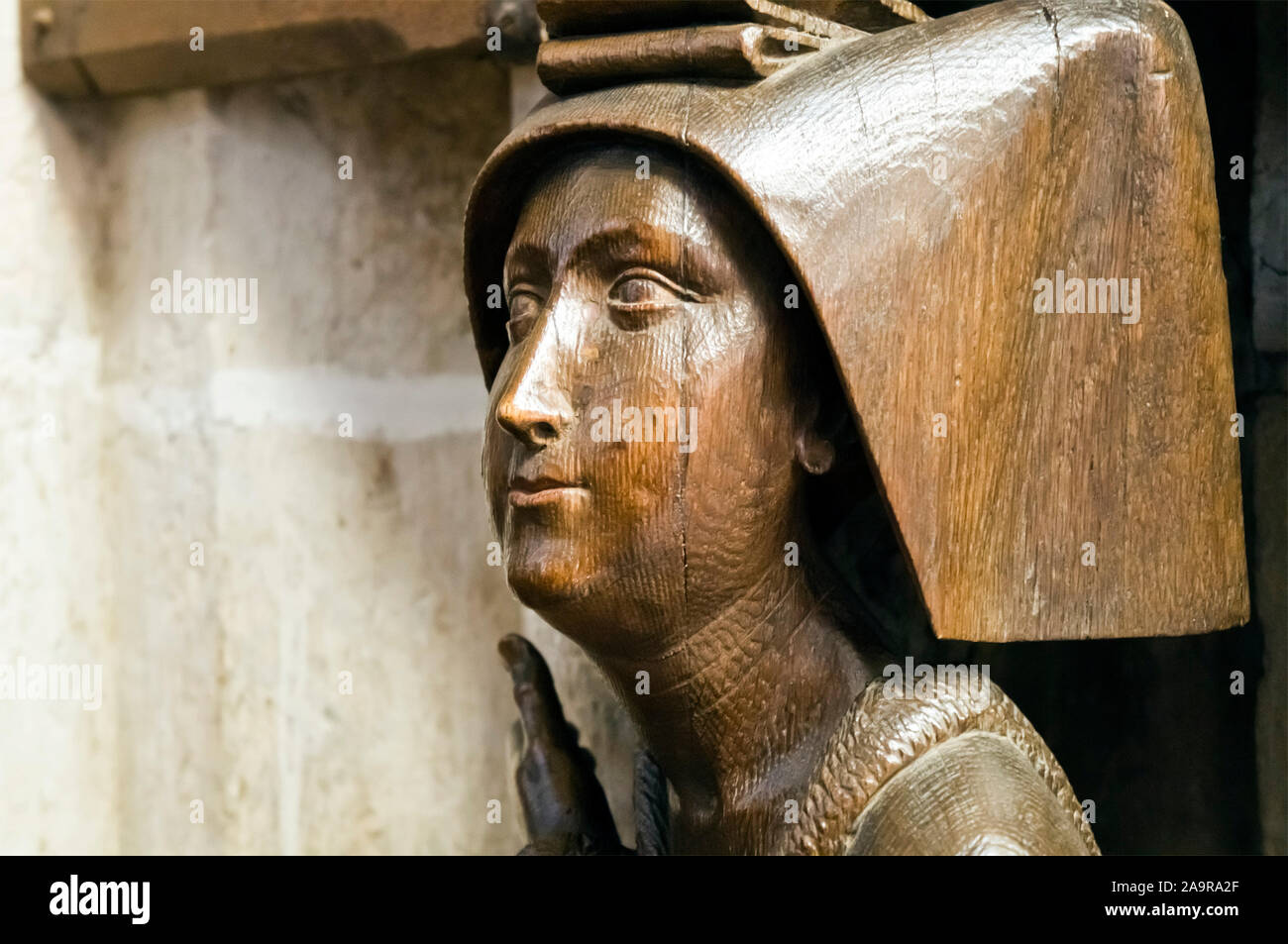 Ein schoener weiblicher Holzkopf in einer Kirche in Ulm, Deutschland Stockfoto