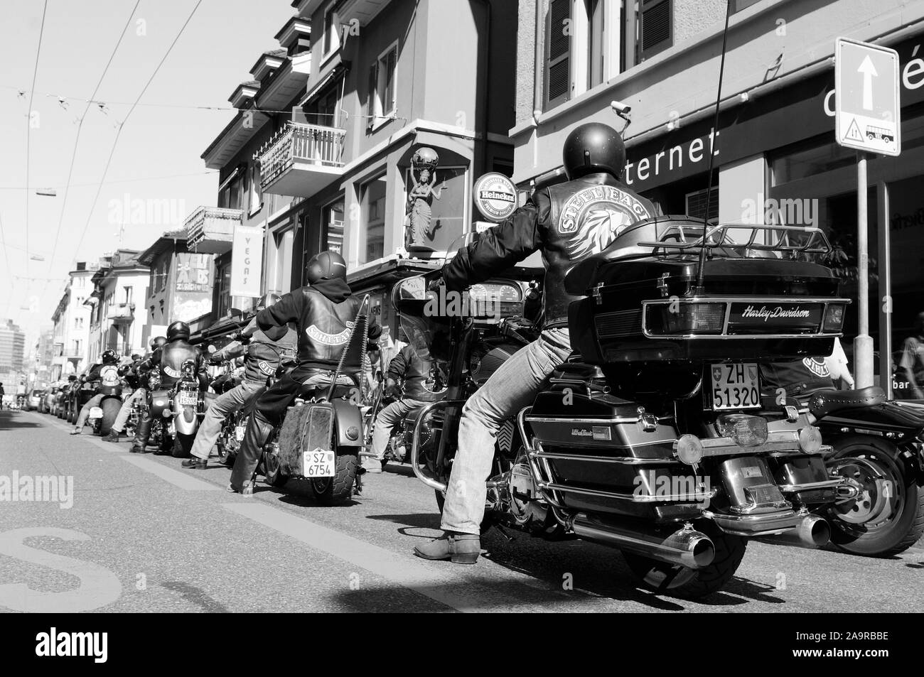 Schweiz: Hells Angels mit Ihrer Harley Davisdson Motorräder fahren durch Longstreet der Stadt Zürich. Stockfoto