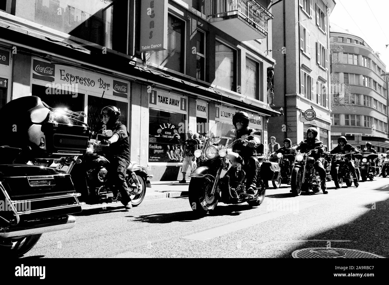 Schweiz: Hells Angels mit Ihrer Harley Davisdson Motorräder fahren durch Longstreet der Stadt Zürich. Stockfoto