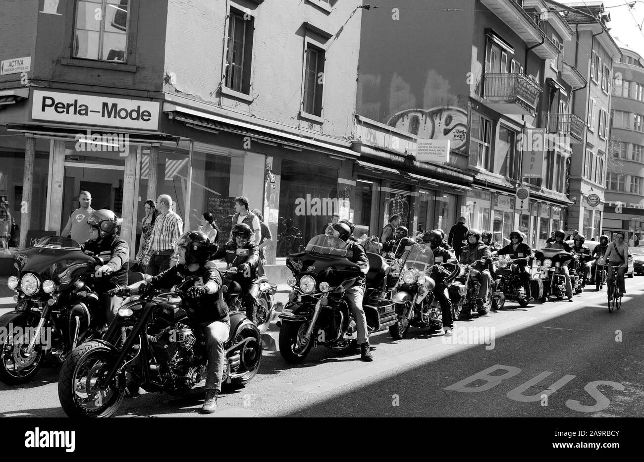 Schweiz: Hells Angels mit Ihrer Harley Davisdson Motorräder fahren durch Longstreet der Stadt Zürich. Stockfoto