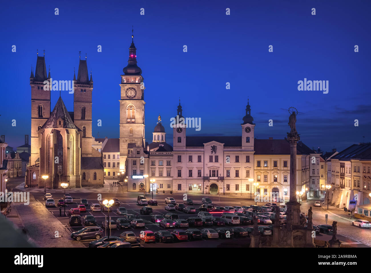 Hradec Králové, Tschechien. Blick auf den Marktplatz mit Dom des Heiligen Geistes und Weißen Turm in der Dämmerung Stockfoto