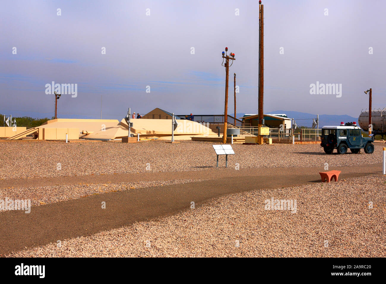 Die tatsächliche ICBM silo Tür und Sicherheit Maßnahmen, einschließlich einer USAF Polizei Jeep am Standort außerhalb von Tucson AZ Stockfoto
