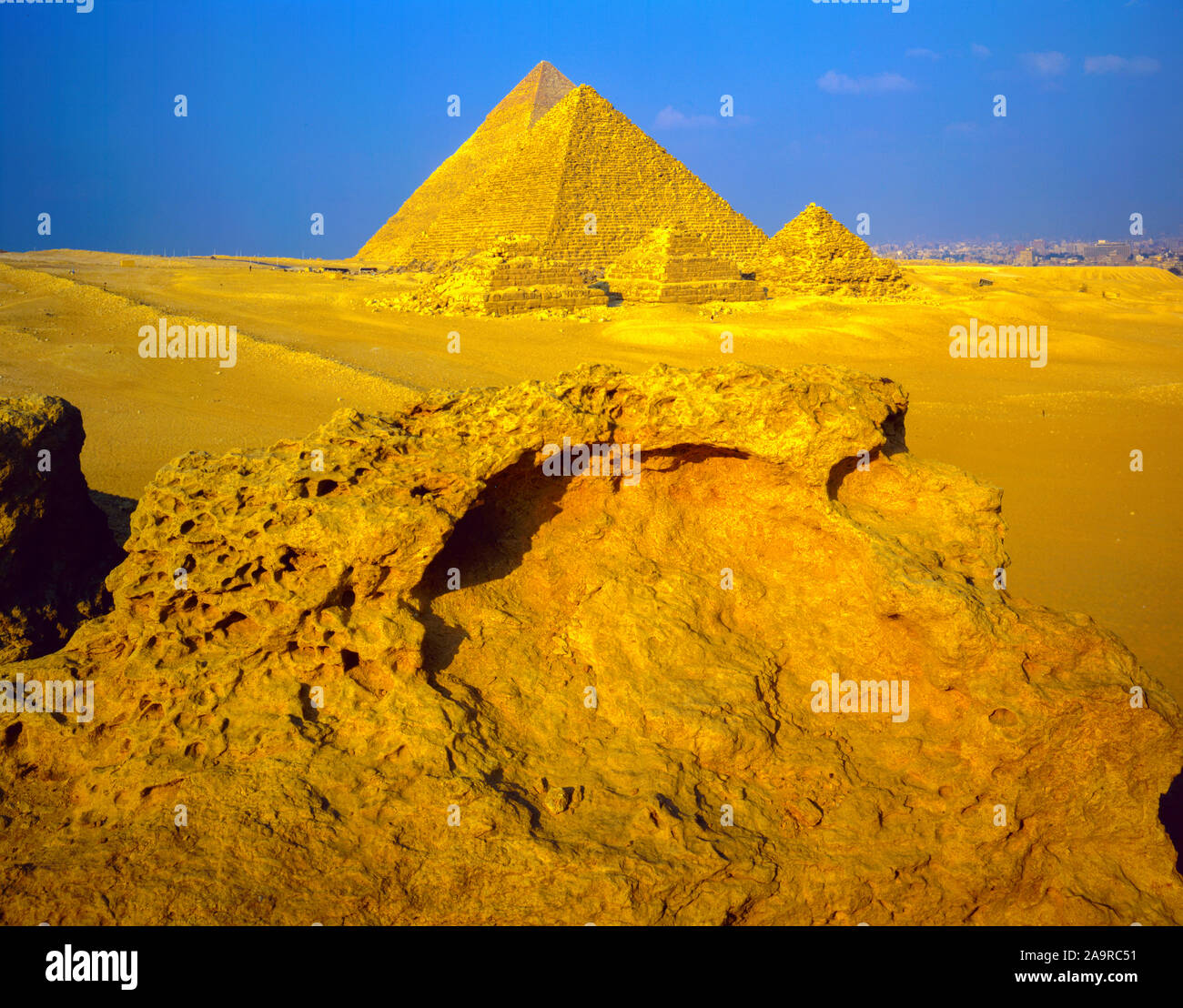 Pyramiden von Gizeh, Giza Plateau, Ägypten, Wüste Sahara mit Kairo, Ägypten jenseits von 2.500 v. Chr. Stockfoto