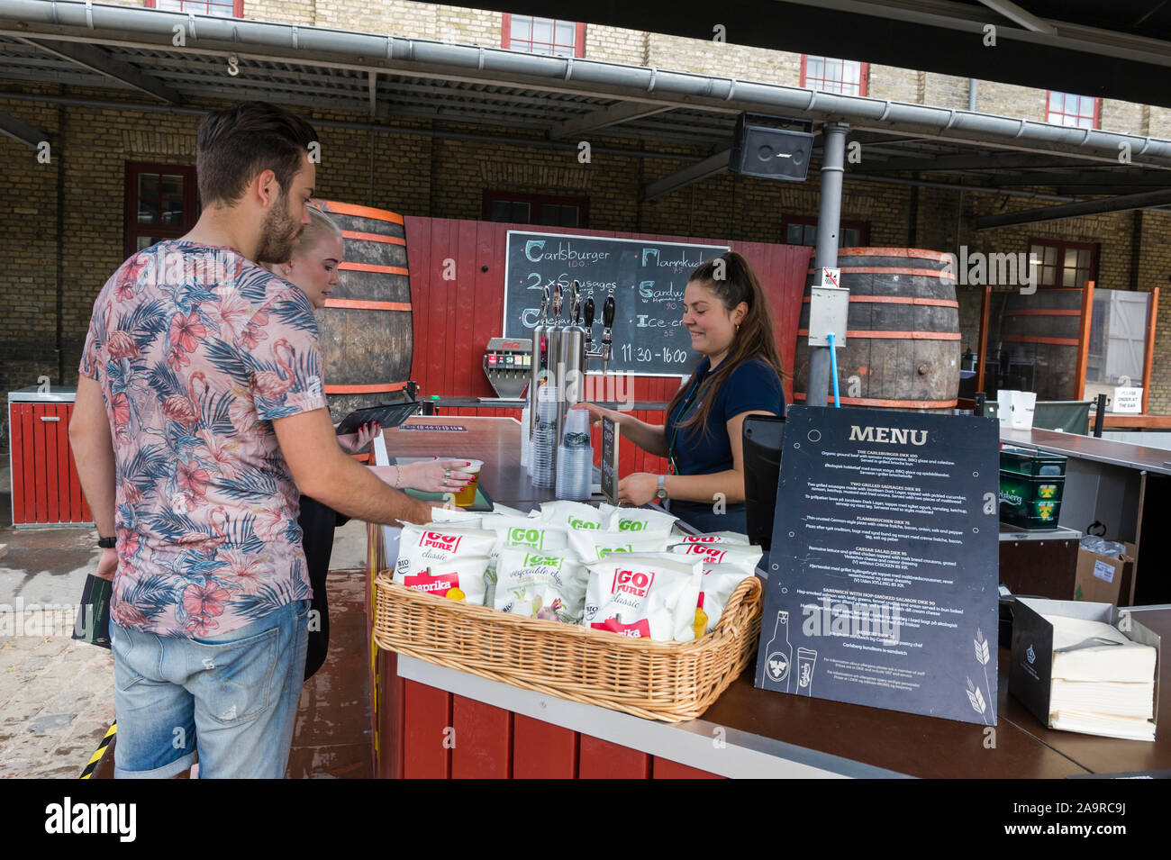 Eine Bardame, Bier zu ein Paar an der Brauerei Carlsberg, Kopenhagen, Dänemark, Stockfoto