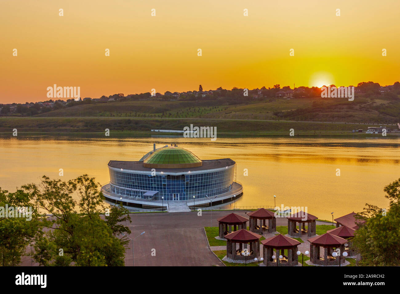 Schwimmendes Restaurant auf Chernorechenskoye Vodokhranilishche See in der Tschetschenischen Republik Stockfoto