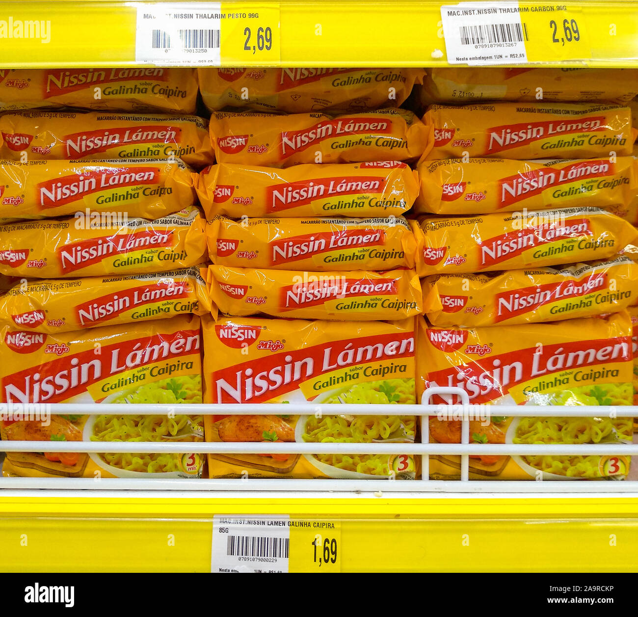 São Paulo, SP / Brasilien - 16. November 2019: Nissin Lámen Instant Ramen im Supermarkt Regale mit Preisschildern Huhn Geschmack Stockfoto