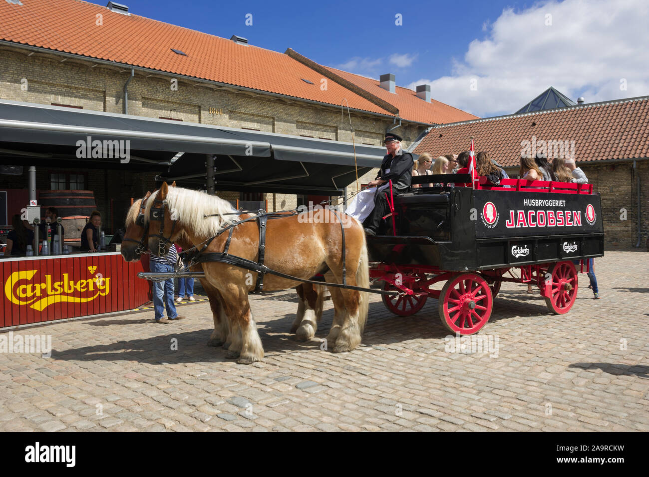 Besucher in eine von Pferden gezogene Wagen an der Brauerei Carlsberg, Kopenhagen, Dänemark Stockfoto