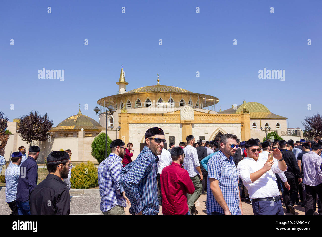 Argun, Tschetschenien (Tschetschenien), Russland, Kaukasus - August 2019: Madrasah in Grosny - Schule von Hafiz Jugend tschetschenischen aus Jordanien besuchen Stockfoto