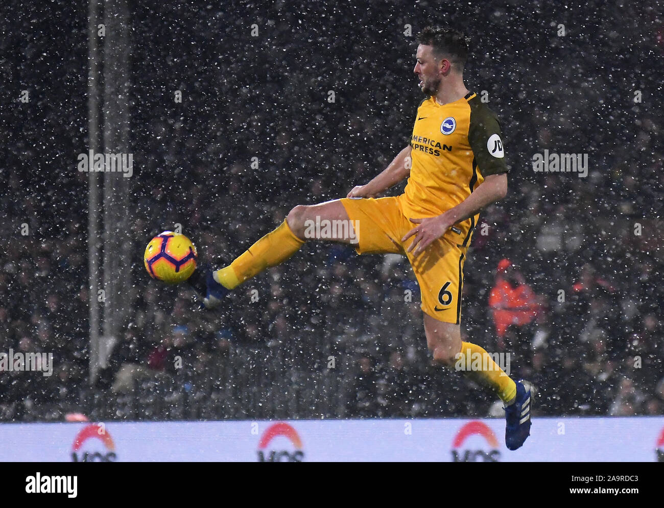 LONDON, ENGLAND - Januar 29, 2019: Dale Stephens von Brighton dargestellt während der 2018/19 Premier League Spiel zwischen dem FC Fulham und Brighton und Hove Albion im Craven Cottage. Stockfoto