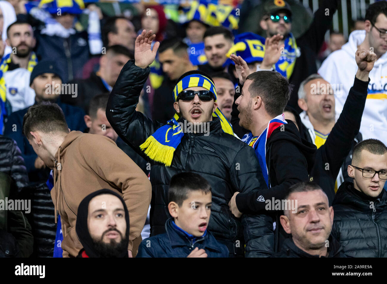 Pristina, Kosovo. 17. Nov, 2019. Kosovo Fans vor dem UEFA Euro 2020 Qualifikation Gruppe eine Übereinstimmung zwischen dem Kosovo und England an Fadil Vokrri Stadion am 17. November 2019 in Pristina, Kosovo. (Foto von Daniel Chesterton/phcimages.com) Credit: PHC Images/Alamy leben Nachrichten Stockfoto