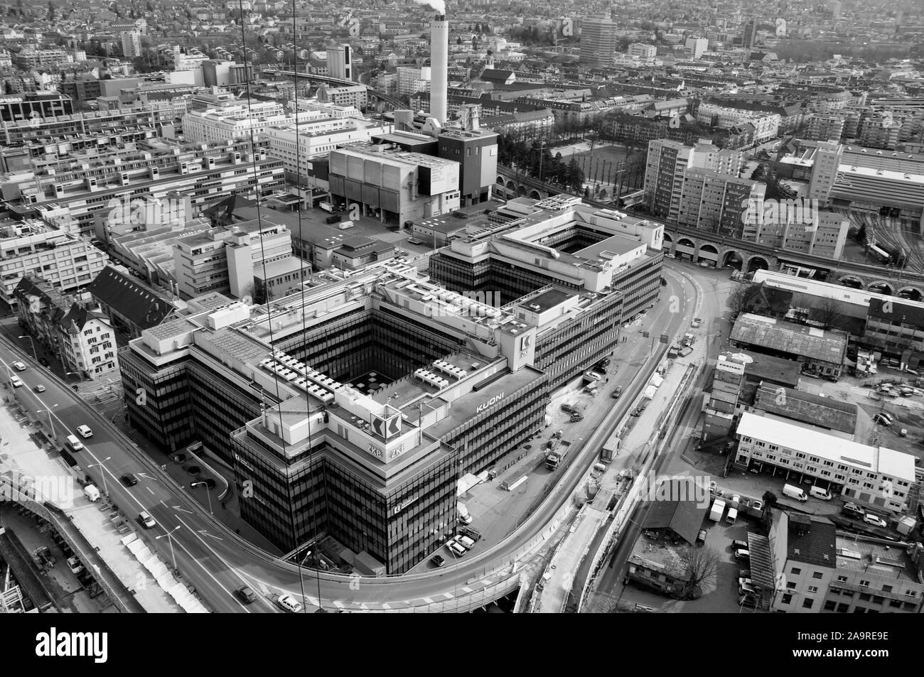 Panoramablick auf die Stadt Zürich vom Prime Tower auf die Hardbridge, der ZKB und Kuoni Hauptsitz und hinter der Abfälle receycling Center (AW Stockfoto