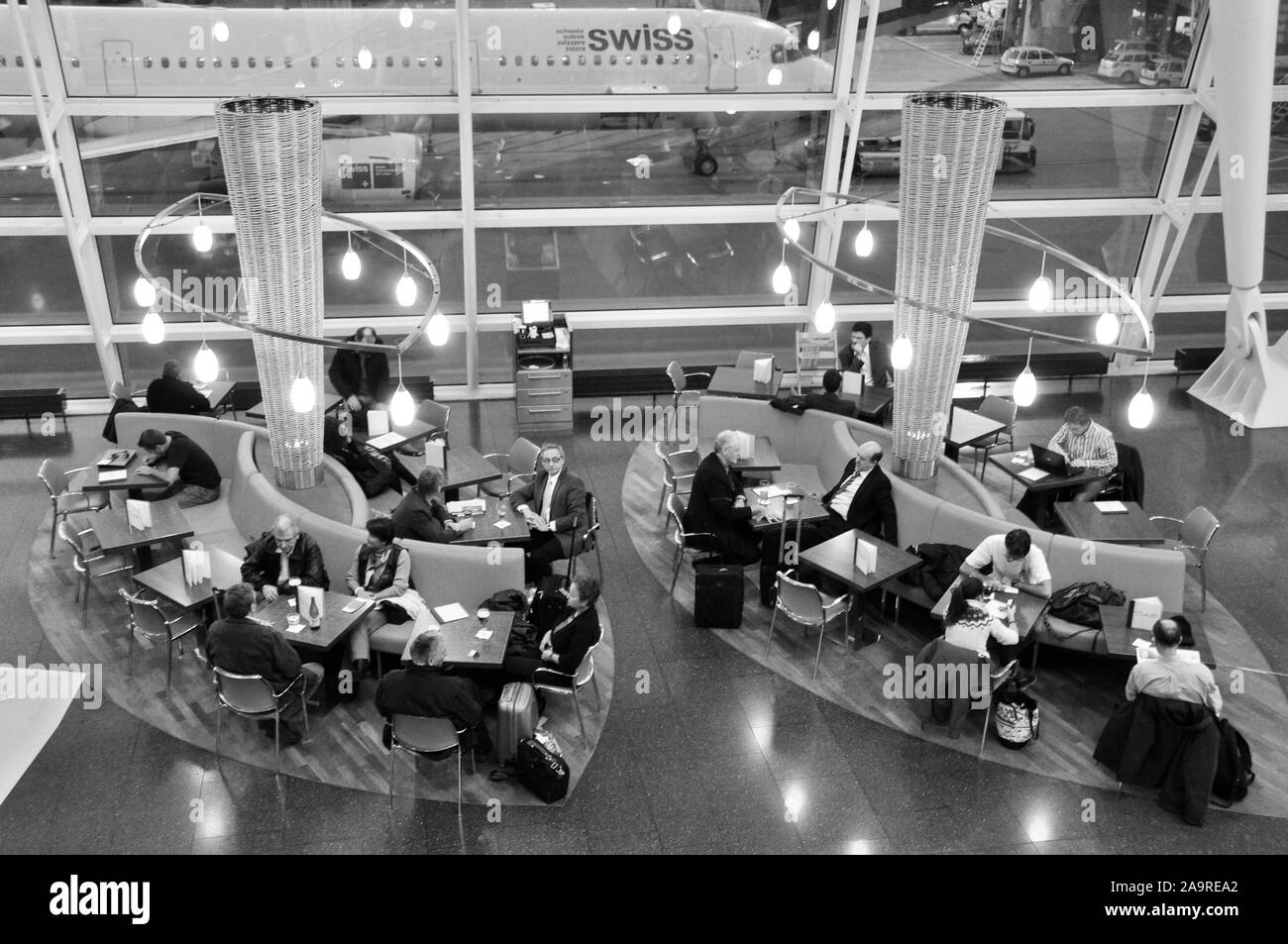 Flughafen Zürich, Abfahrt Halle, Passagiere, Gastronomie, Restaurant, Bar, Lounge, Zürich-Flughafen, Stockfoto