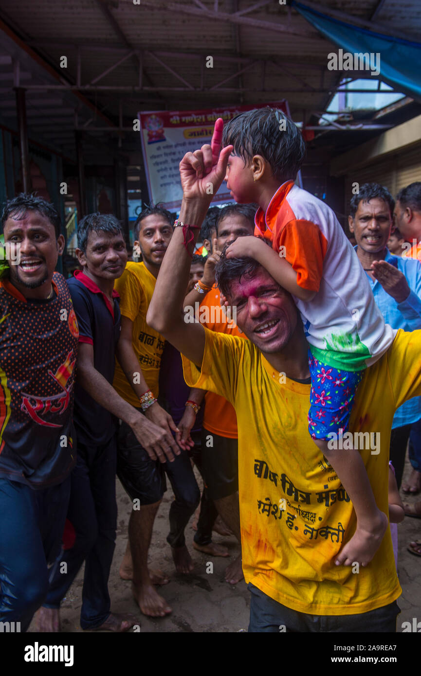 Indische Menschen feiern während Janmashtami Festival in Mumbai Indien Stockfoto