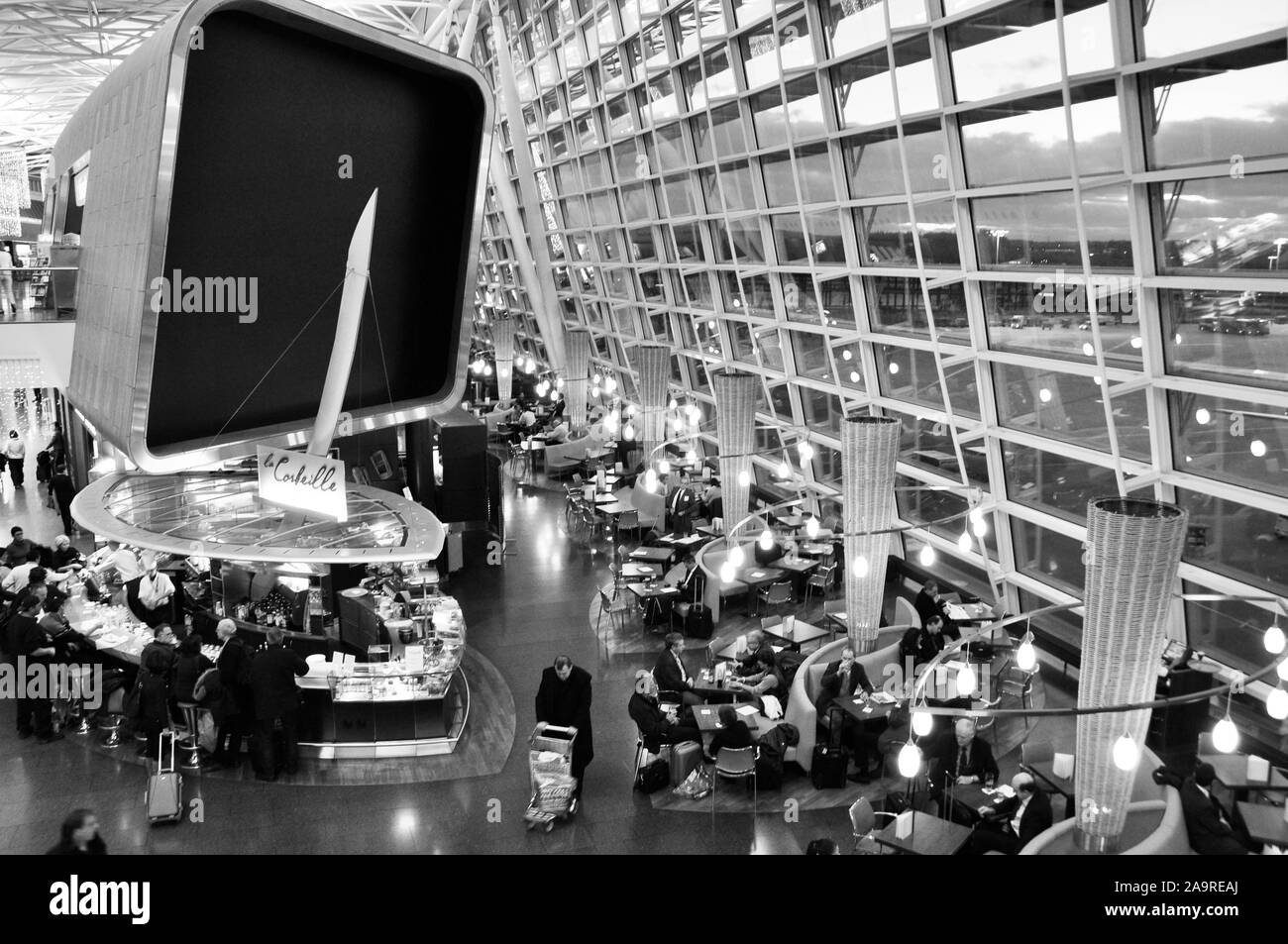 Flughafen Zürich, Abflughalle, Passagiere sitzen im Restaurant und Bars Stockfoto