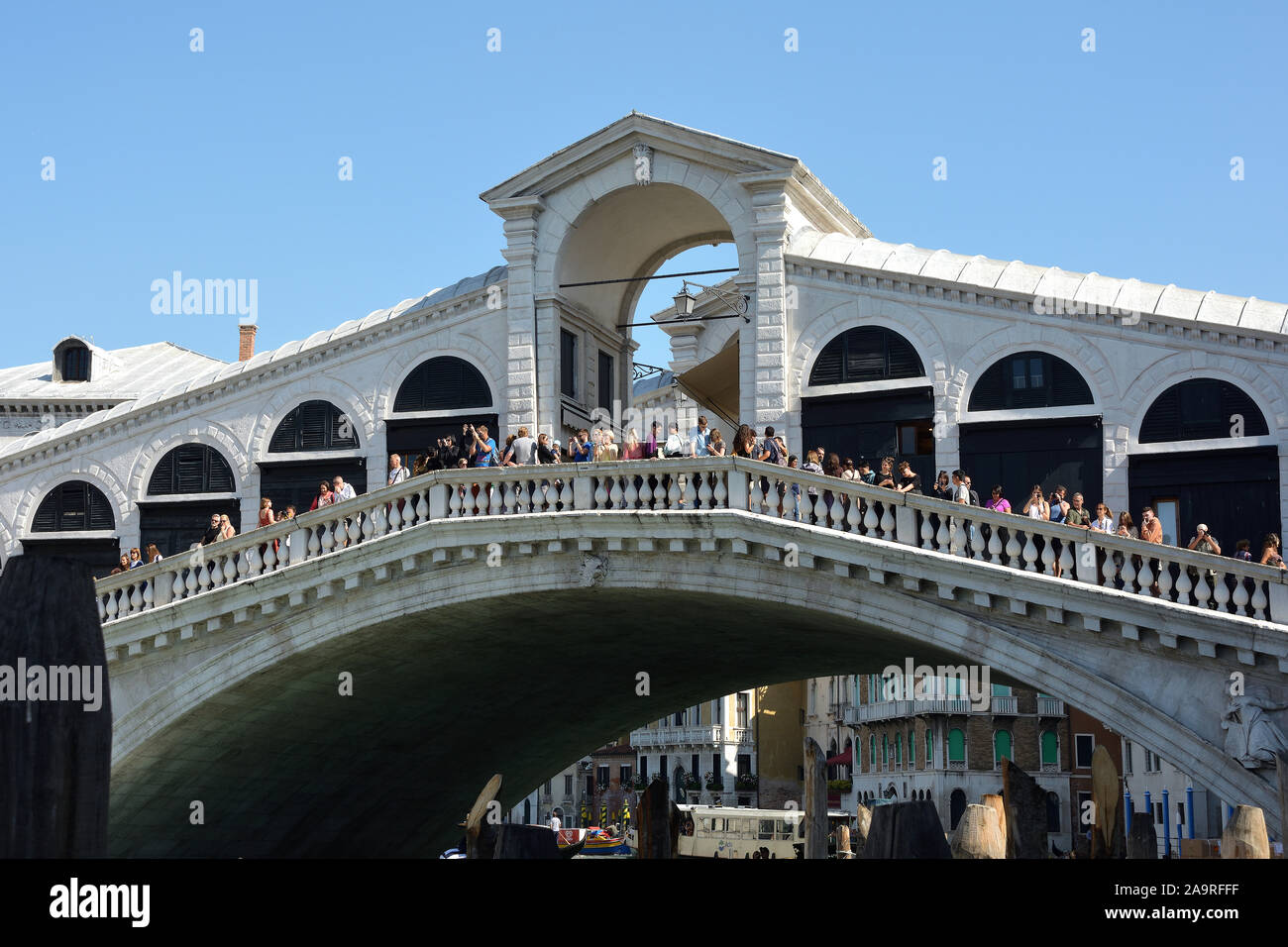 Der Rialto Brücke am Canale Grande von Venedig mit Touristen - Italien. Stockfoto