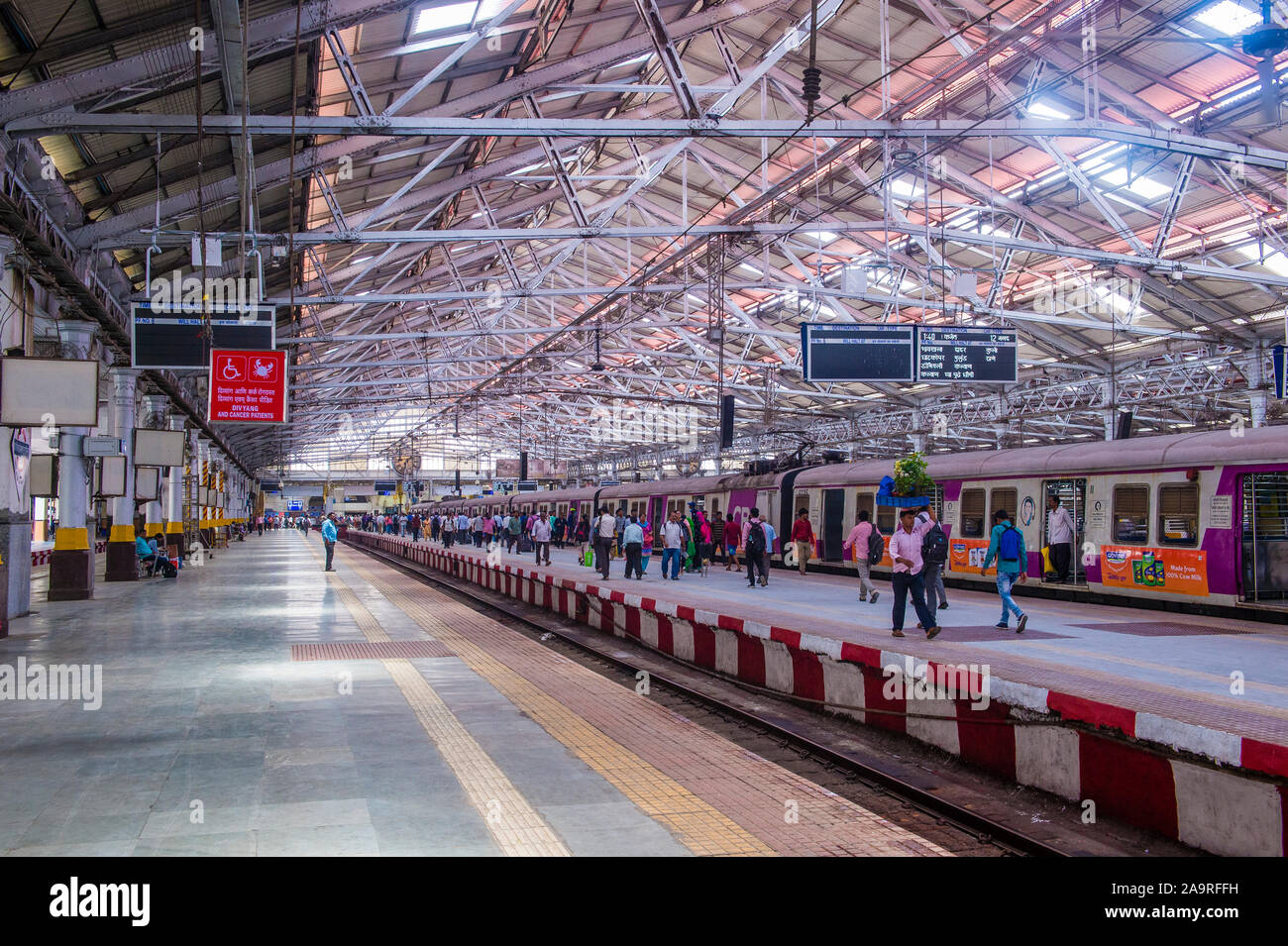 Die Vorstadtbahn in Mumbai Indien Stockfoto