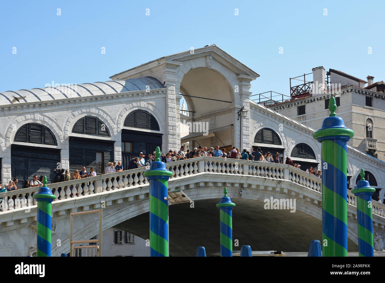 Der Rialto Brücke am Canale Grande von Venedig mit Touristen - Italien. Stockfoto