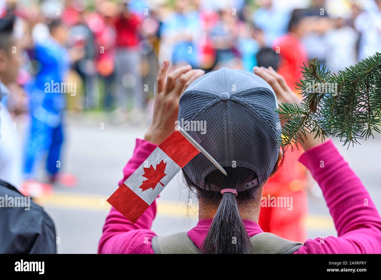 Frau Aufnehmen von Fotos mit Ihrem Smartphone am Canada Day feiern in Calgary, Alberta, Kanada Stockfoto