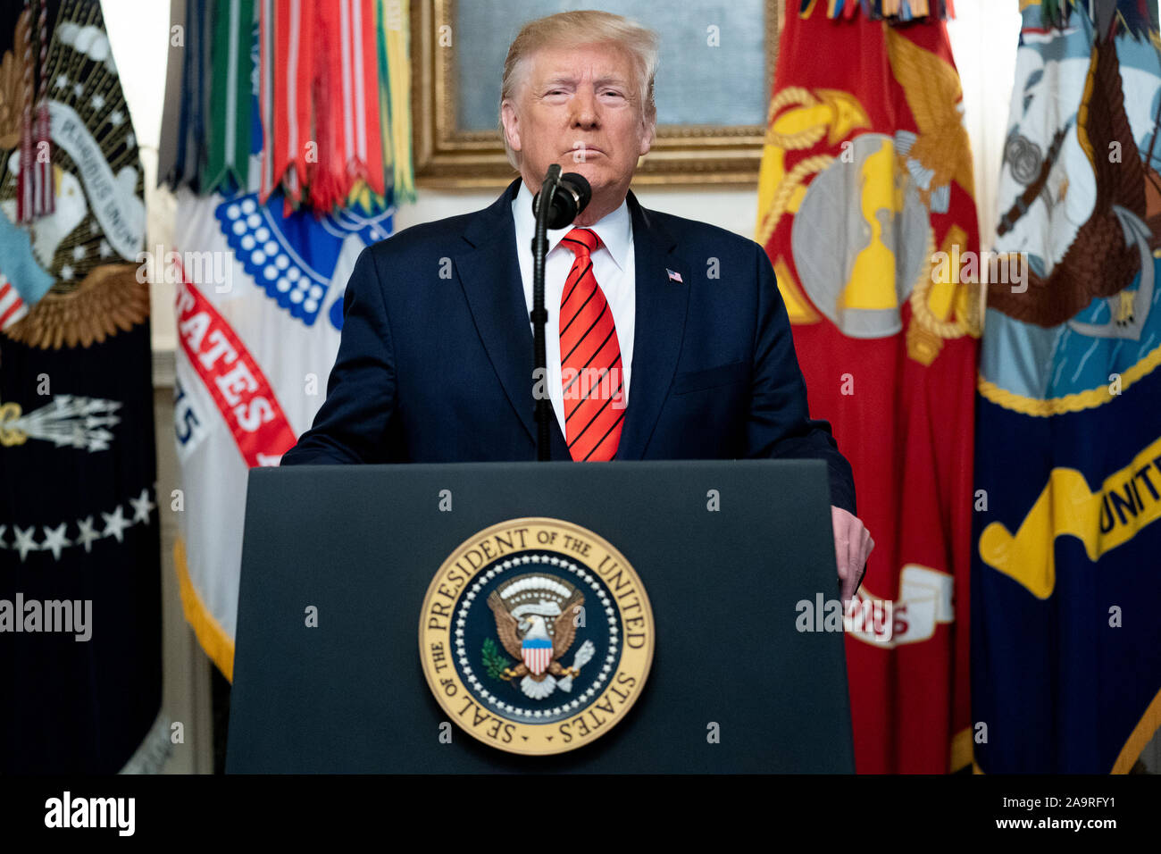 Präsident Donald J. Trumpf Adressen seiner Rede an die Nation Sonntag, Oktober 27, 2019, im diplomatischen Empfang Zimmer des Weißen Hauses, um Details der US-Sondereinsatzkräfte Mission gegen notorische ISIS Führer Abu Bakr al-Baghdadi's Compound in Syrien bekannt. Stockfoto