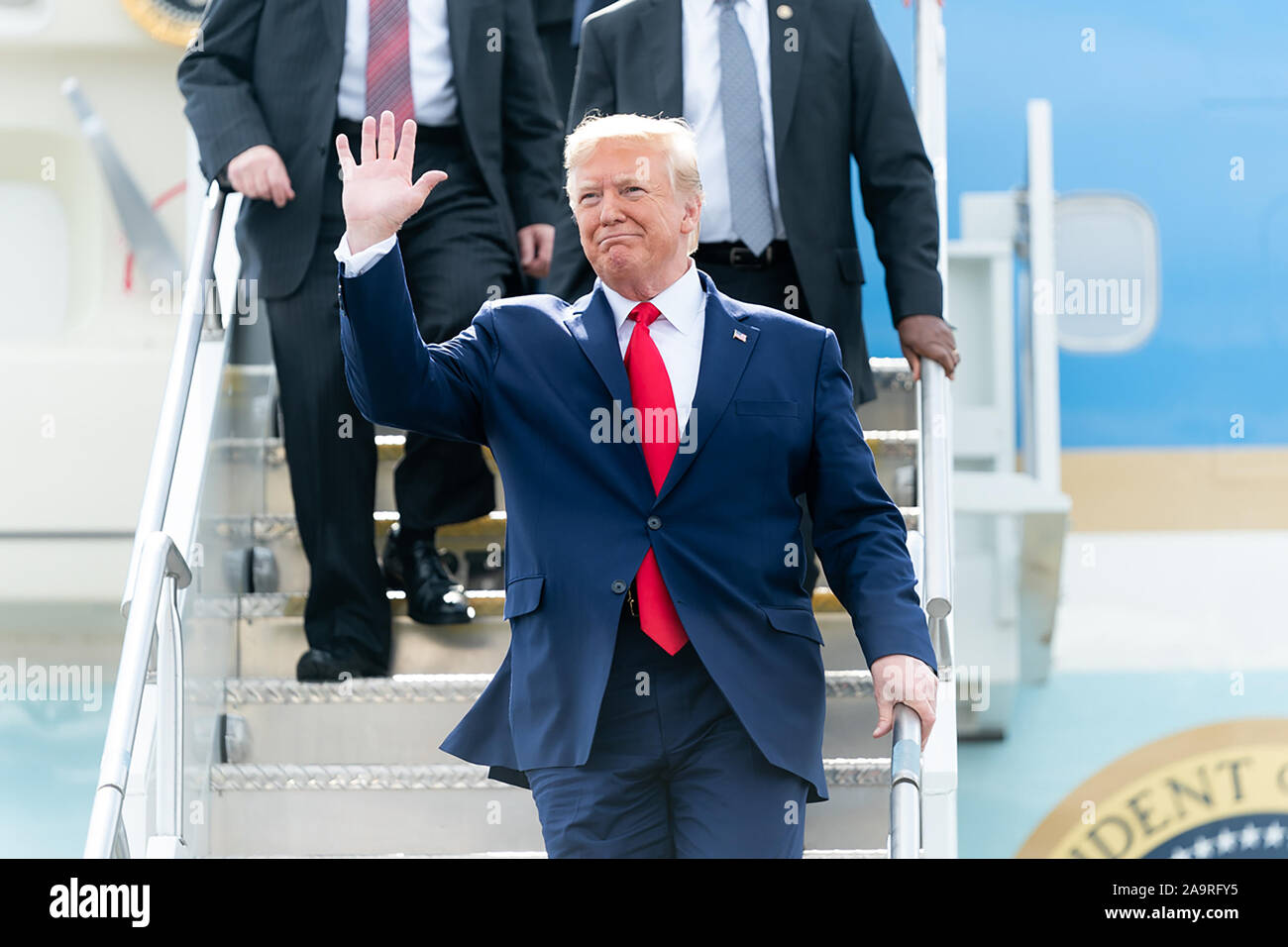 Präsident Donald J. Trumpf disembarks Air Force One an der Columbia Metropolitan Airport in Columbia, S.C. Freitag, Oktober 25, 2019, als er von den lokalen und staatlichen Beamten begrüßt wird. Stockfoto