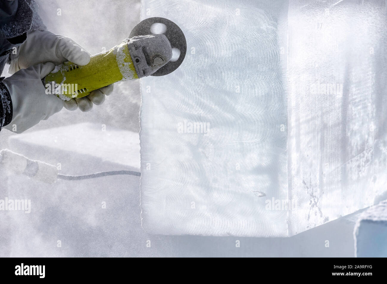 Eis Carver oder Bildhauer im Lake Louise Ice Magic Festival Banff Alberta Kanada Stockfoto