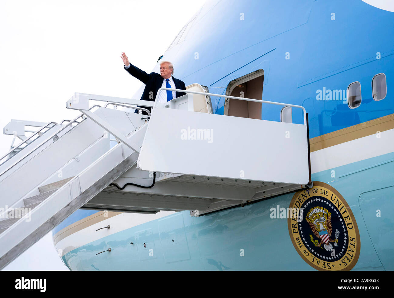Präsident Donald J. Trumpf Wellen, als er Boards Air Force One Freitag, November 8, 2019, in Dobbins Air Reserve Base in Marietta, GA, für seinen Flug nach Joint Base Andrews, Md. Stockfoto
