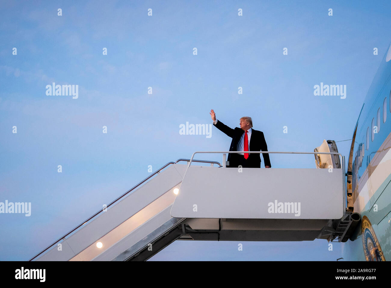 Präsident Donald J. Trumpf Wellen, wie er sich vorbereitet, um board Air Force One bei Joint Base Andrews, Md. Donnerstag, November 14, 2019, seine Reise in Bossier City, Louisiana zu beginnen. Stockfoto