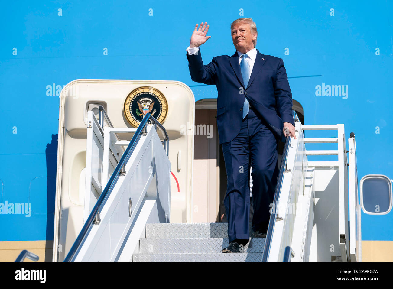 Präsident Donald J. Trumpf Wellen, als er disembarks Air Force One Mittwoch, 21 Oktober, 2019, Pittsburgh am internationalen Flughafen in Pittsburgh. Stockfoto