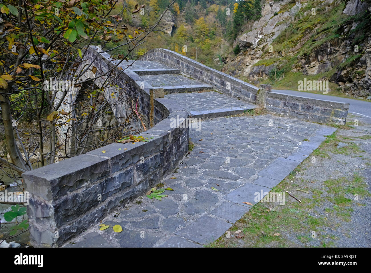 Es gibt viele Osmanischen Stein Brücken entlang das Tal von yanbolu in der Provinz Trabzon. Einer von ihnen ist der kaşıkçı Brücke Stockfoto