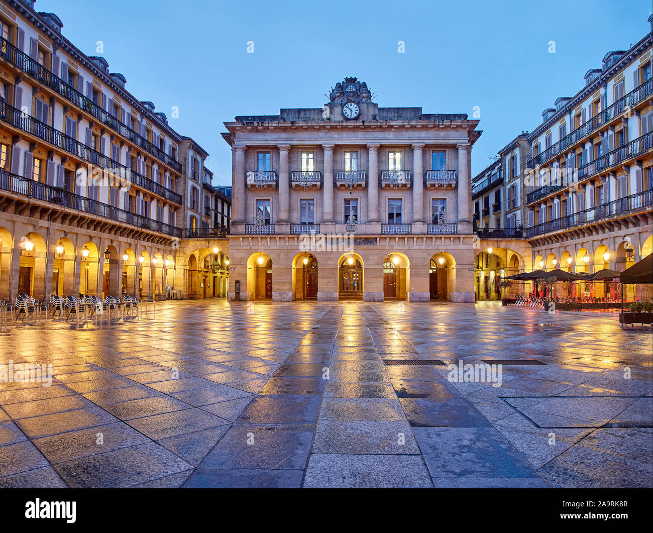 Der Platz der Verfassung bei Einbruch der Dunkelheit (Plaza de la Constitucion). Das zentrale Gebäude im Hintergrund war, bis 1947, das Rathaus von Donostia. Stockfoto