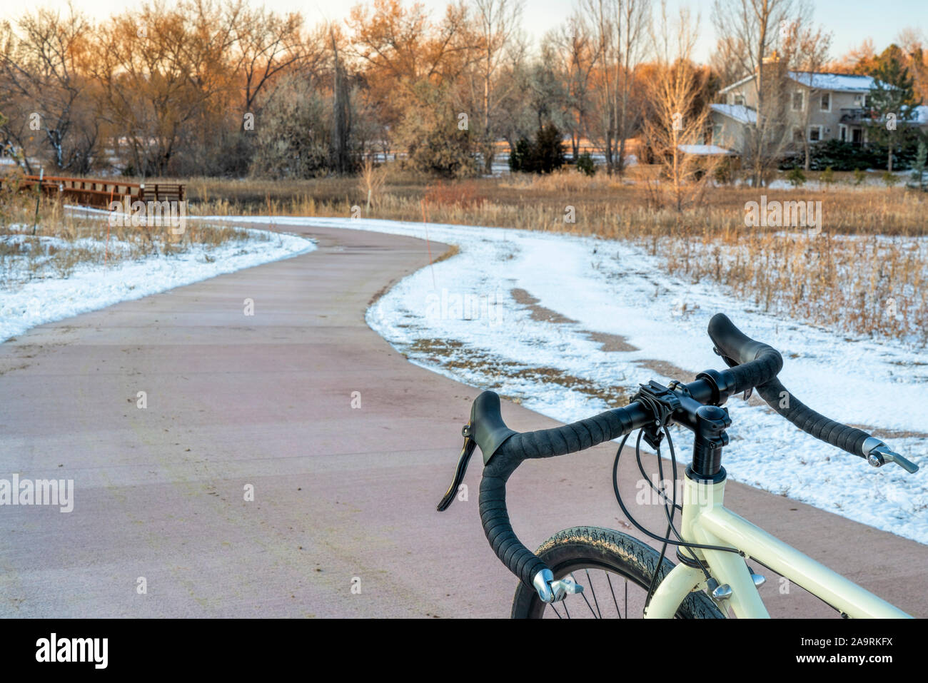 Tourenrad auf einem städtischen Bike Trail im späten Herbst oder Winter Landschaft - Stadt von Fort Collins in Colorado hat ein dichtes Netz von Freizeiteinrichtungen Stockfoto