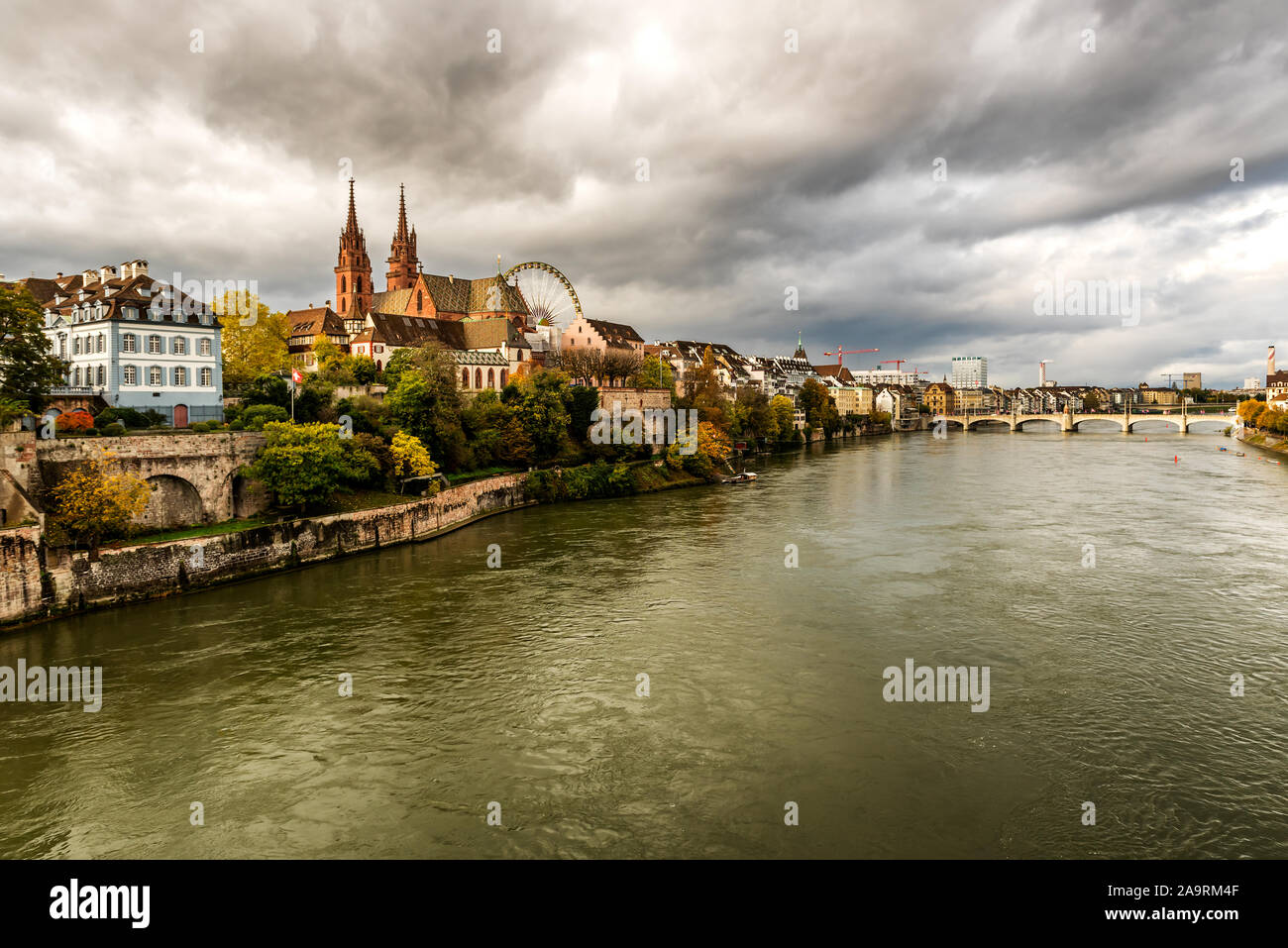 Altstadt von Basel mit Munster Dom und der Rhein in der Schweiz Stockfoto