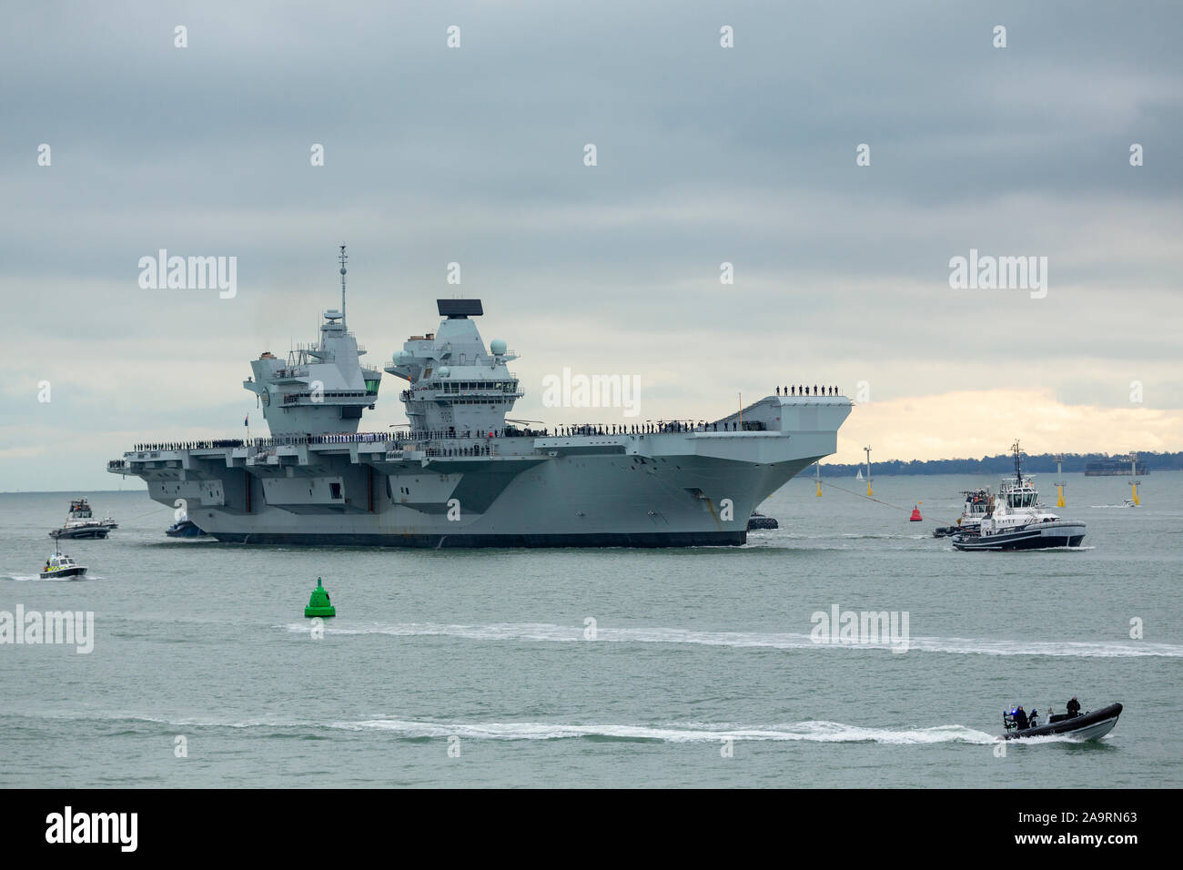 HMS Prince of Wales Ankunft in Portsmouth ihr neues Zuhause. Menschenmassen versammelt an einem kalten November Nachmittag die massive Kriegsschiff zu begrüßen. Stockfoto