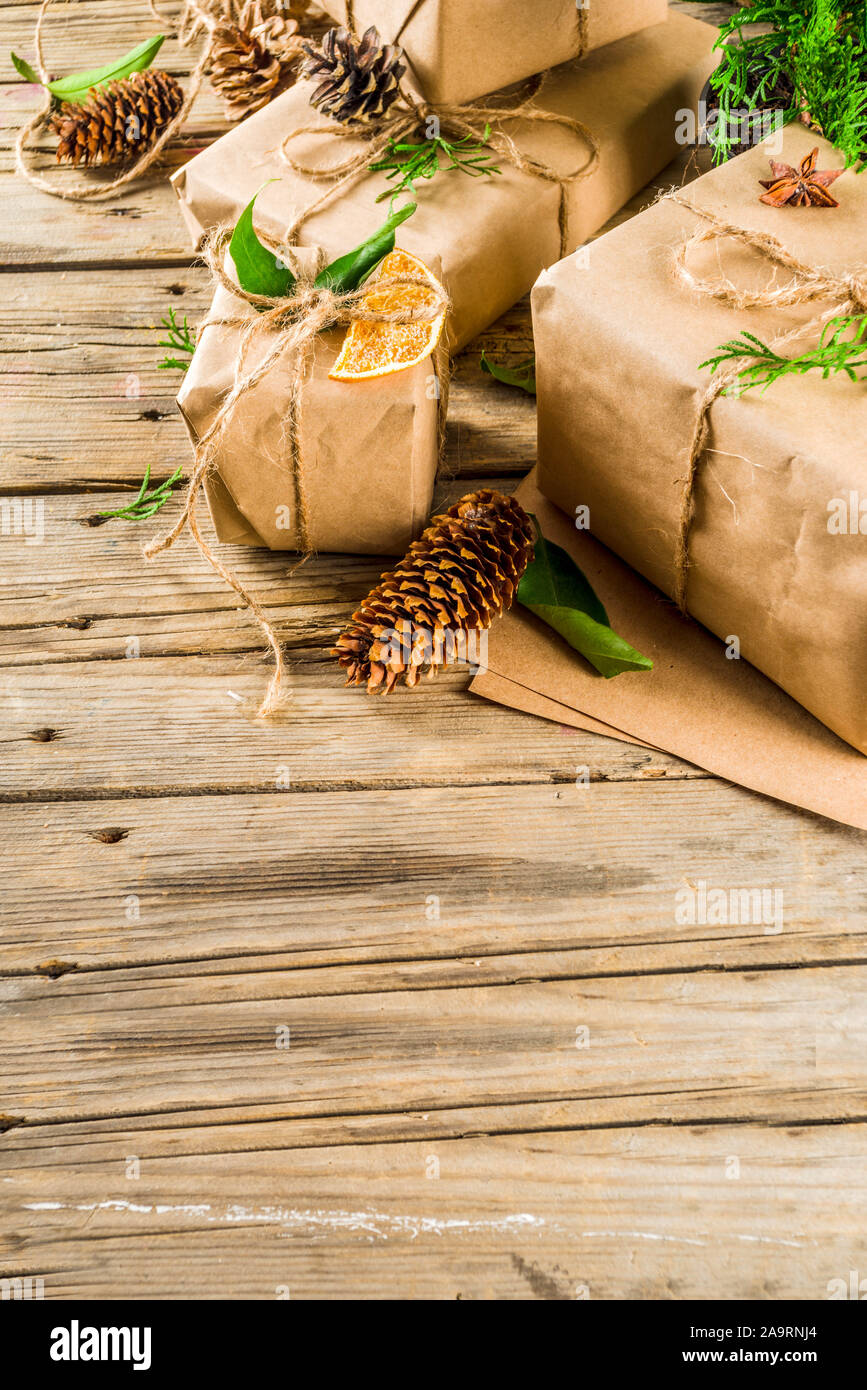 Sammlung von Weihnachten Geschenkboxen mit natürlichen rustikale Dekorationen. Bio vegan, kein Plastik Konzept, Null Abfall leben Stil. Stockfoto