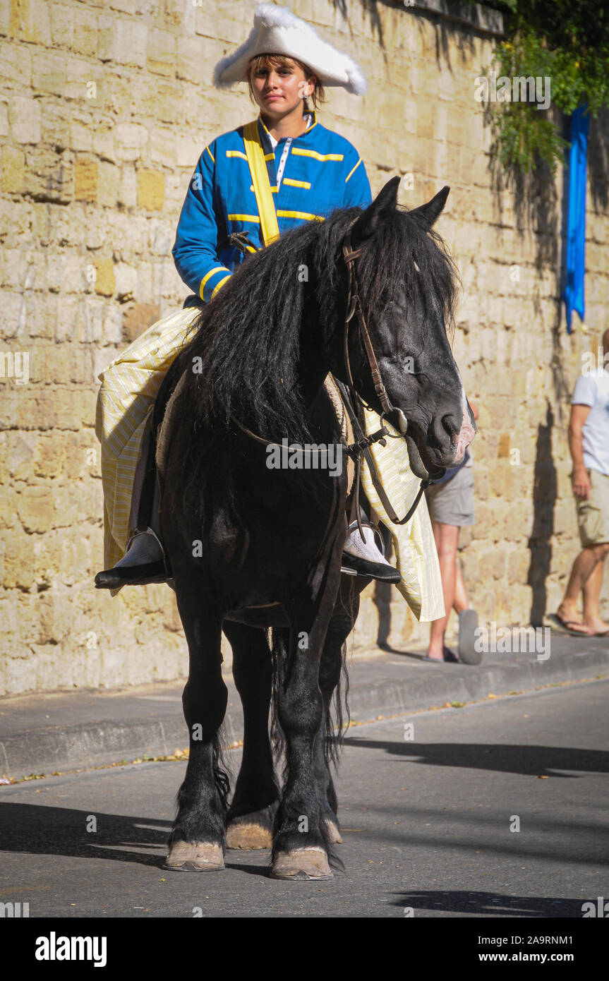 Mädchen, die so tut, als wäre sie ein alter Soldat auf Pferd. Tag des Denkmals, perne les Fontaine, Frankreich Stockfoto