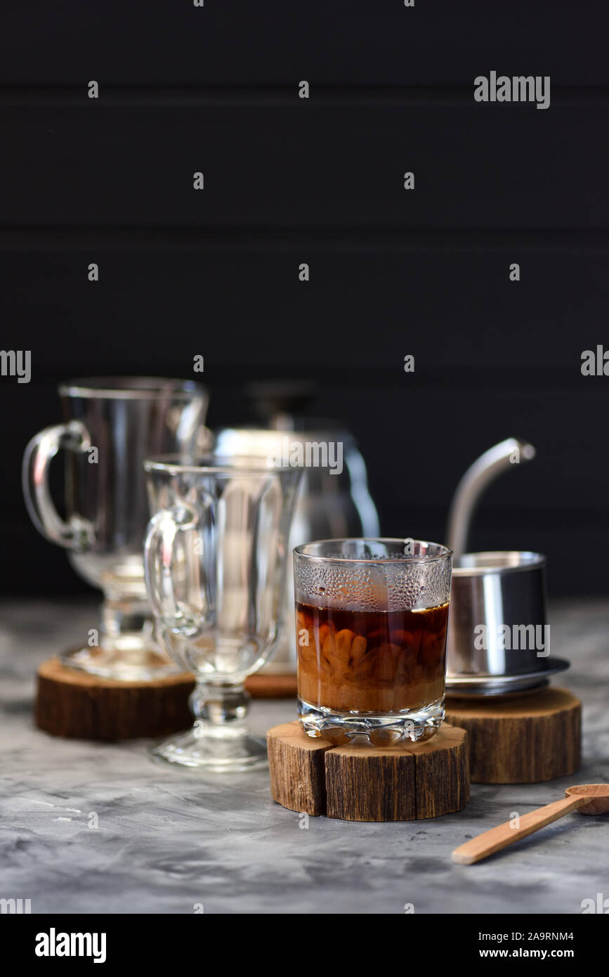 2-in-1-Kaffee mit Kondensmilch vietnamesischen Stil in Tropfen Kaffeemaschine phin auf schwarzem Hintergrund Kopie Raum vorbereitet Stockfoto
