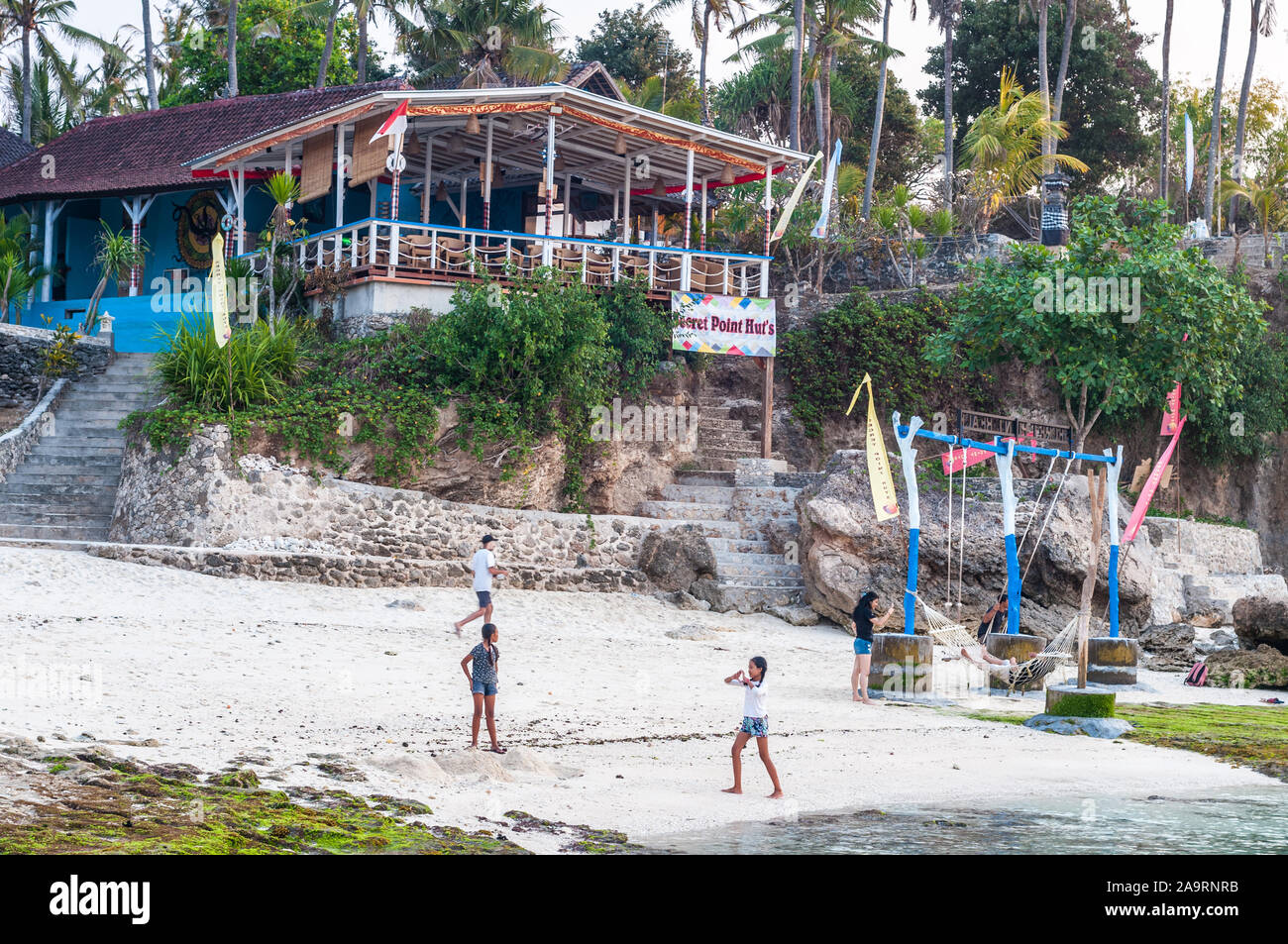 Teens am Strand, geheime Point Beach, Nusa Ceningan, Bali, Indonesien Stockfoto