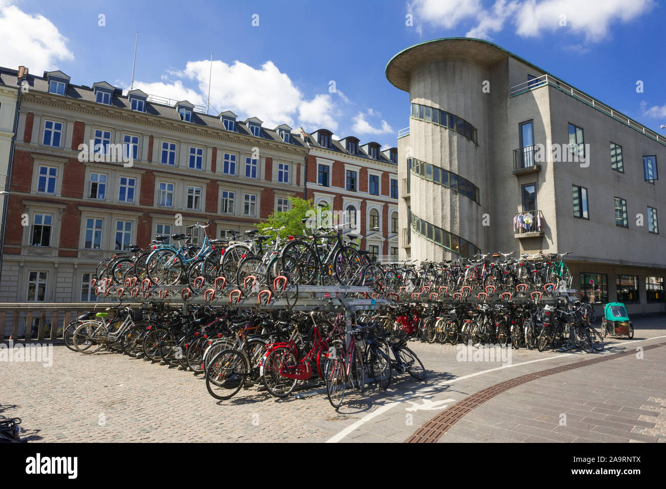 Fahrräder Fahrradständer vor dem Bahnhof in Kopenhagen, Dänemark. Stockfoto